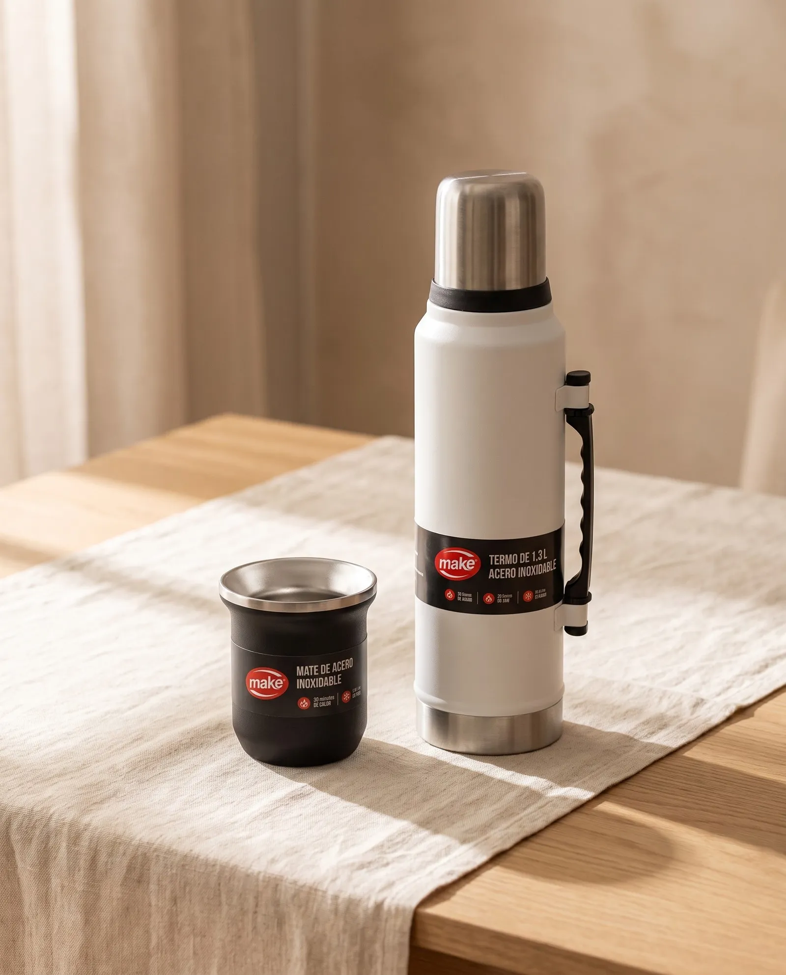 Termo de 1,3 litros con pico cebador junto a un mate de acero inoxidable